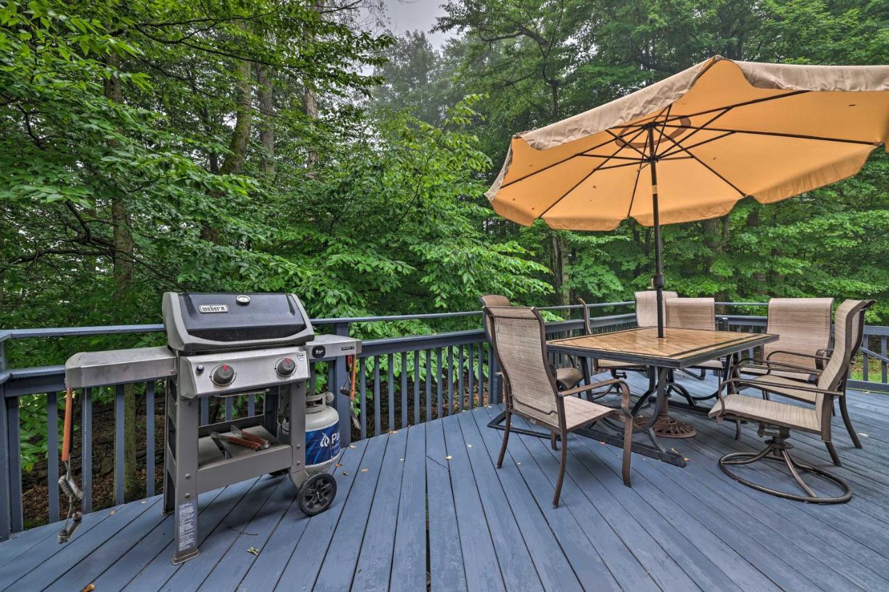 Spacious Tobyhanna Home With Lake Access And Fire Pit! Exterior foto